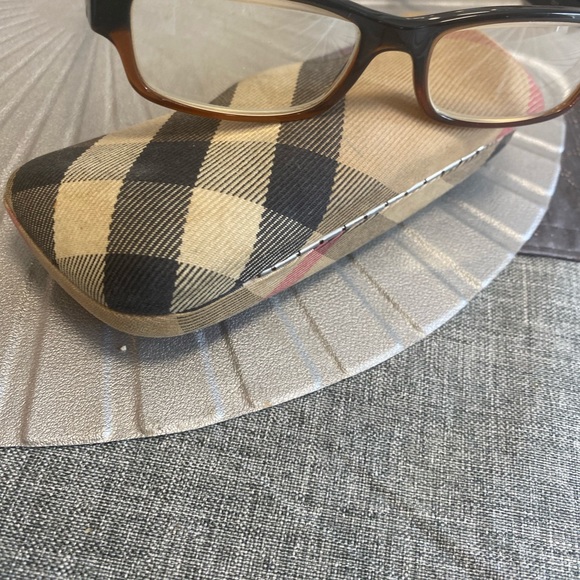Women Burberry glasses good condition - Picture 4 of 4